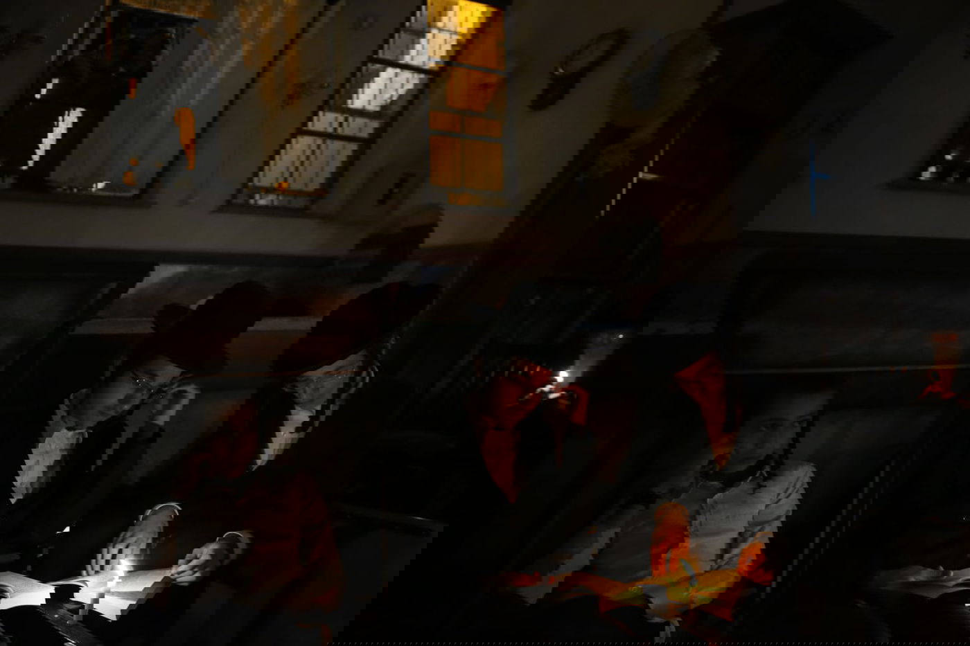 במאה שערים קוננו על החורבן לאור הנרות