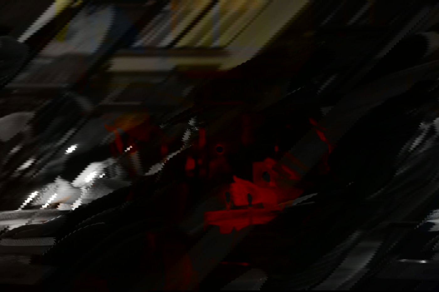 במאה שערים קוננו על החורבן לאור הנרות