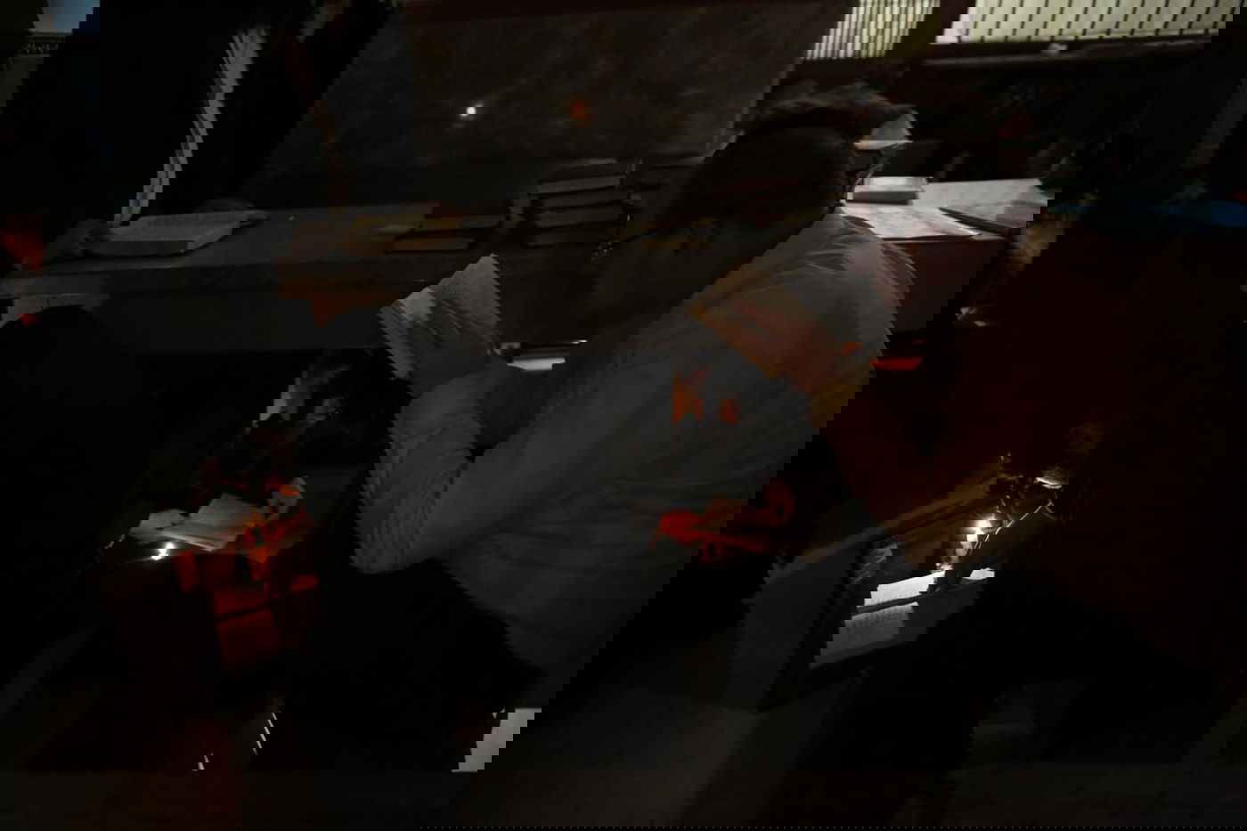 במאה שערים קוננו על החורבן לאור הנרות