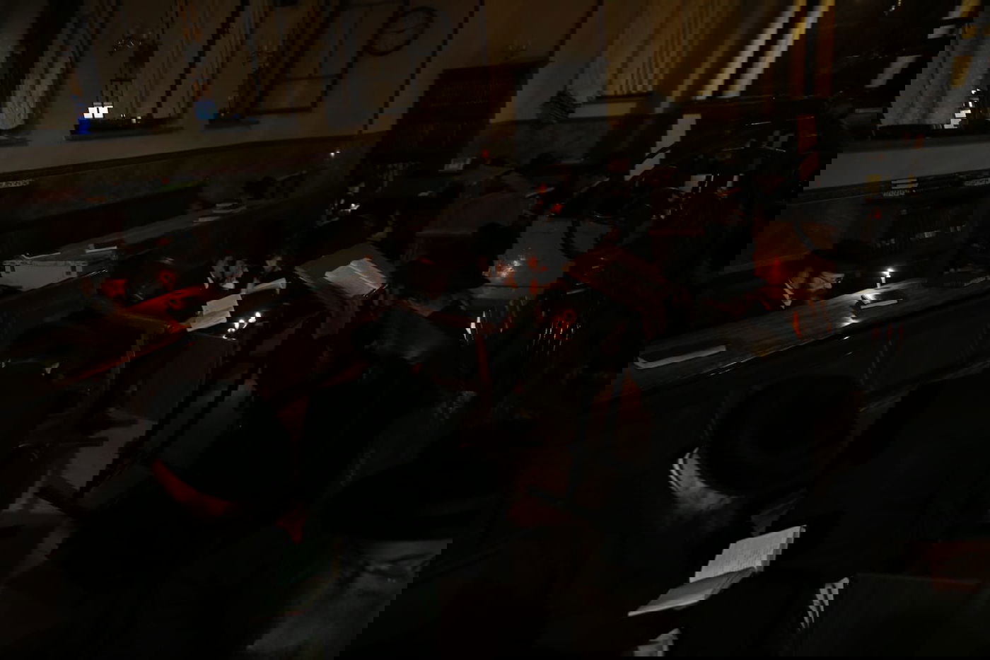 במאה שערים קוננו על החורבן לאור הנרות