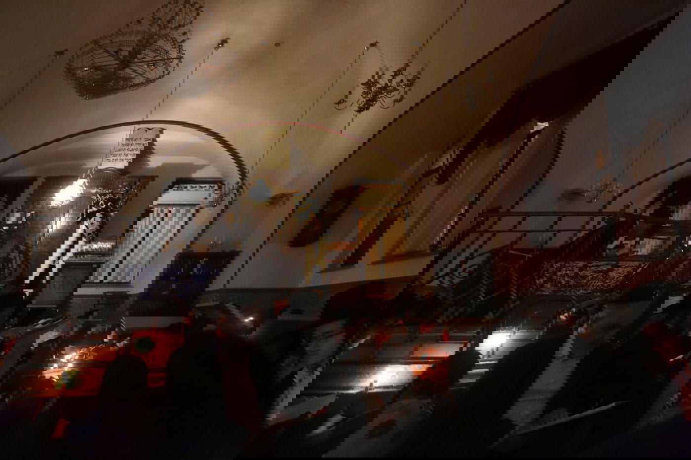 במאה שערים קוננו על החורבן לאור הנרות