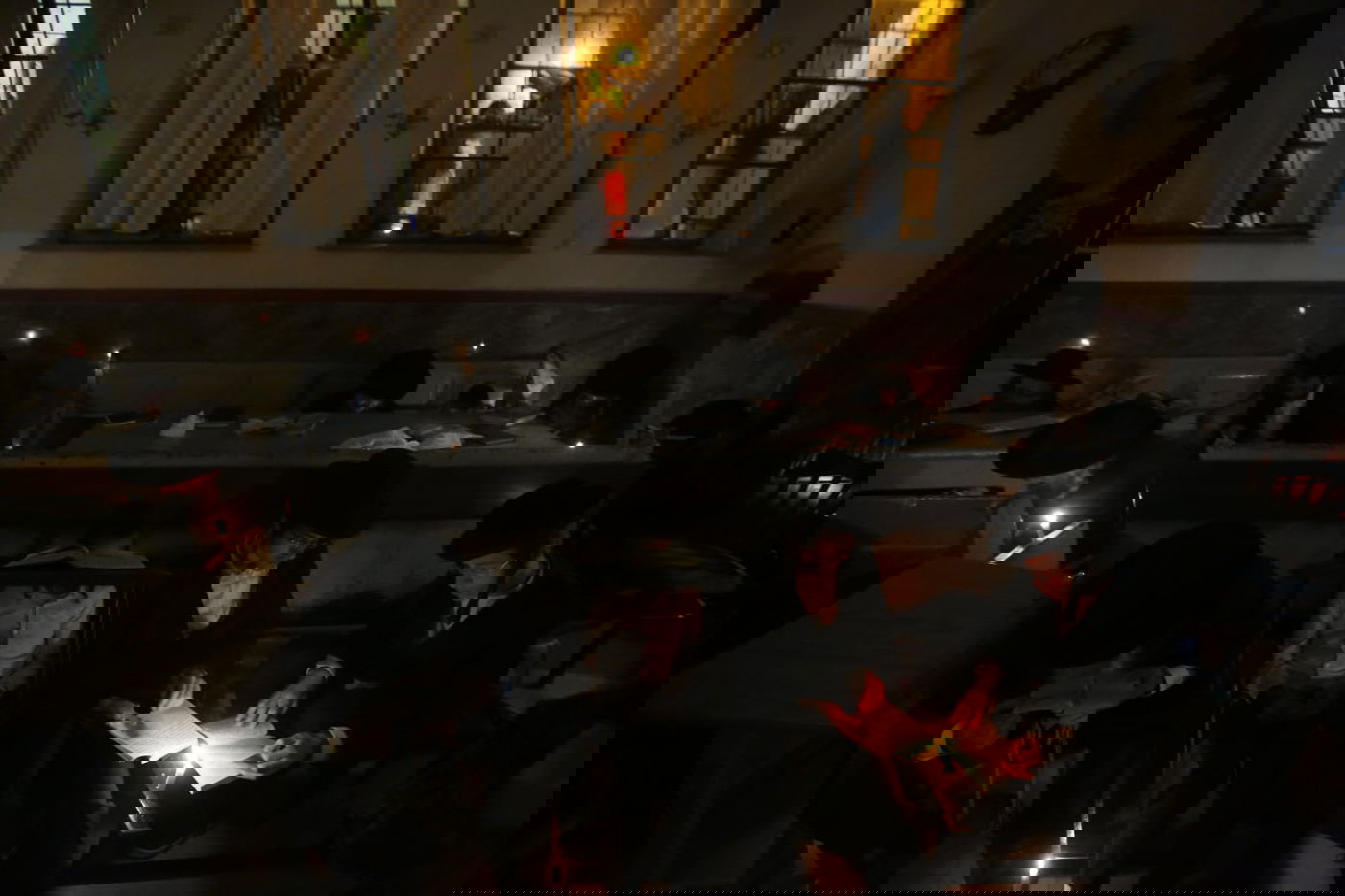 במאה שערים קוננו על החורבן לאור הנרות