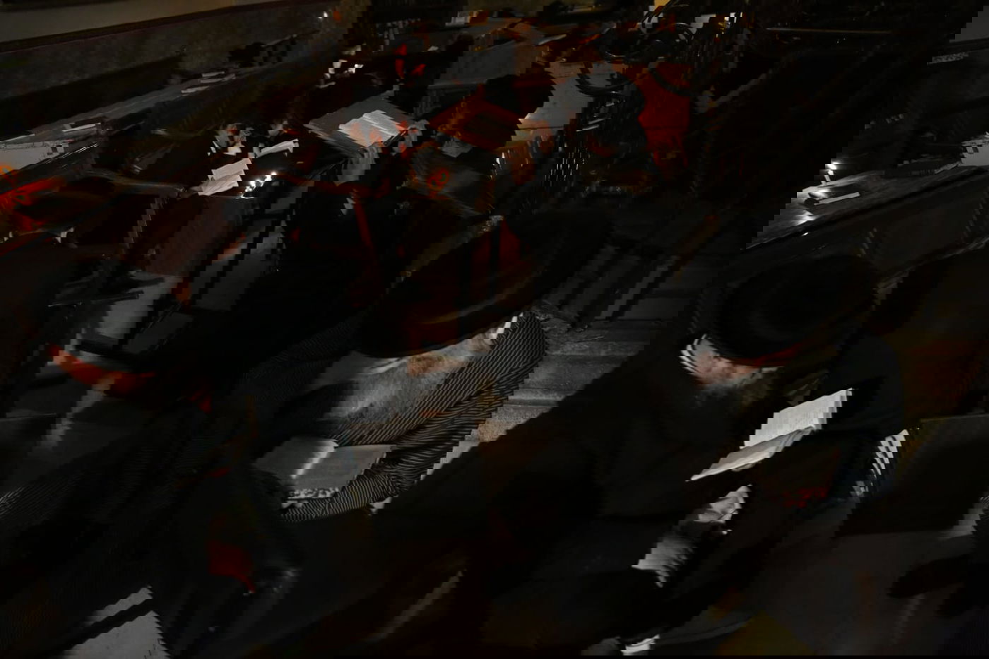 במאה שערים קוננו על החורבן לאור הנרות