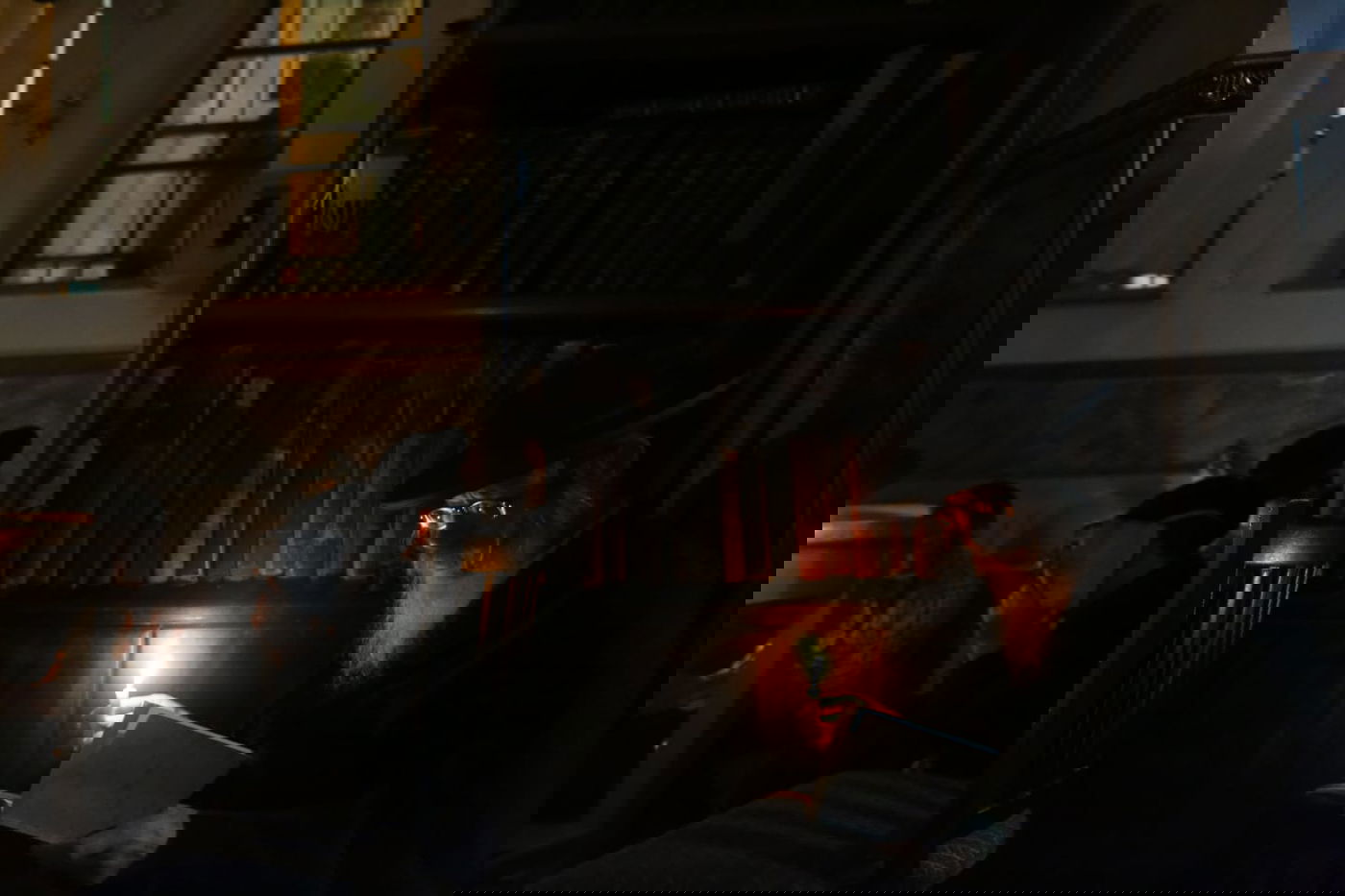 במאה שערים קוננו על החורבן לאור הנרות