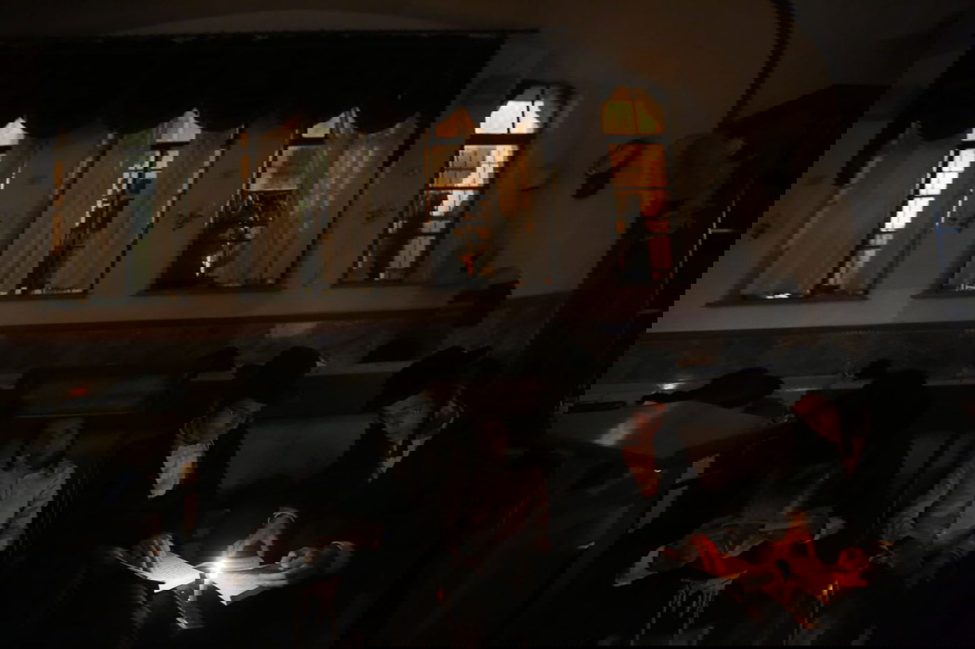 במאה שערים קוננו על החורבן לאור הנרות