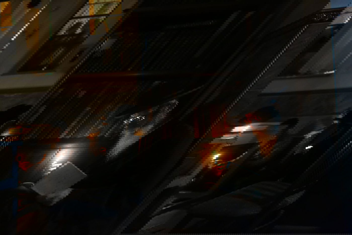 במאה שערים קוננו על החורבן לאור הנרות