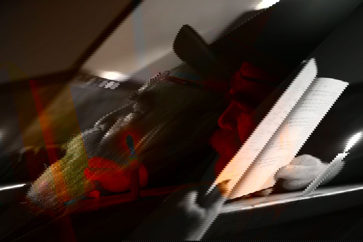 במאה שערים קוננו על החורבן לאור הנרות