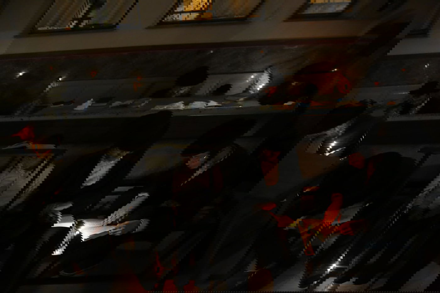 במאה שערים קוננו על החורבן לאור הנרות