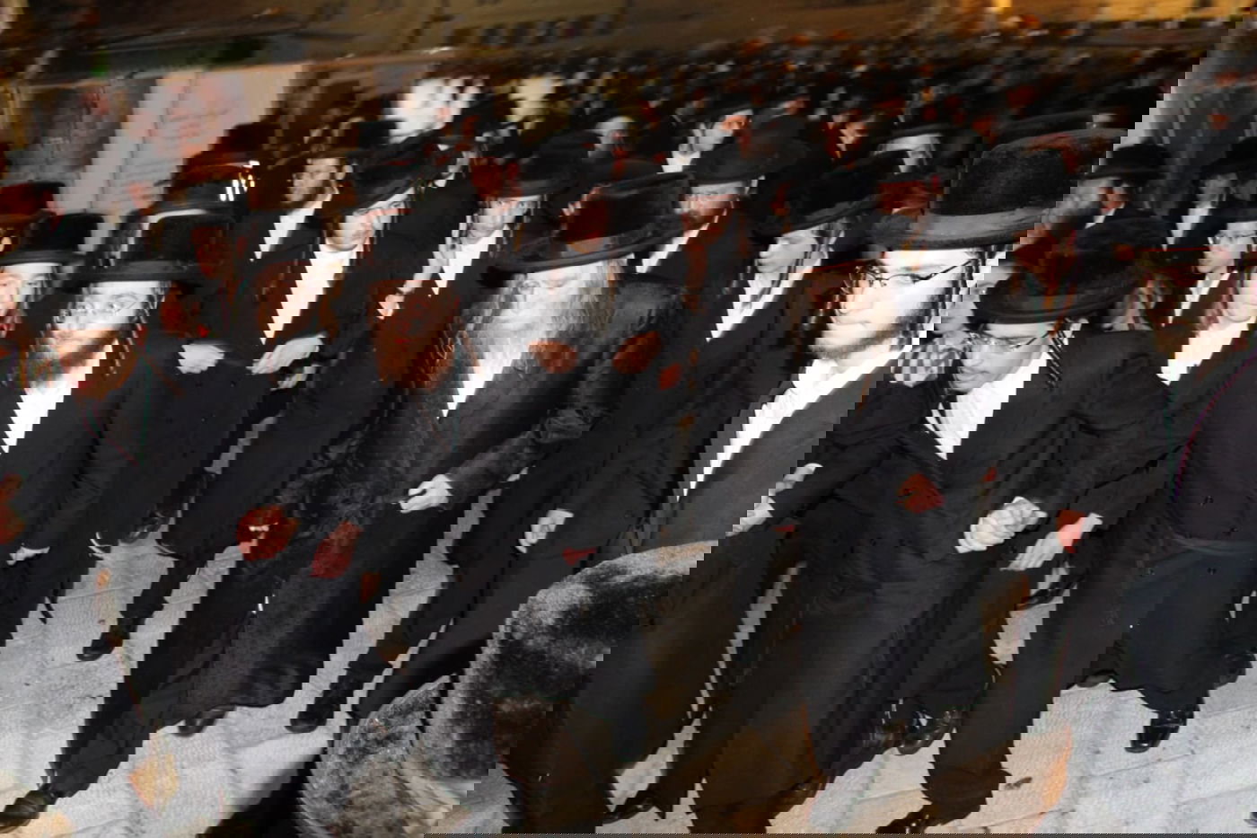 תיעוד: האדמו"ר מערלוי מקונן ליד הכותל