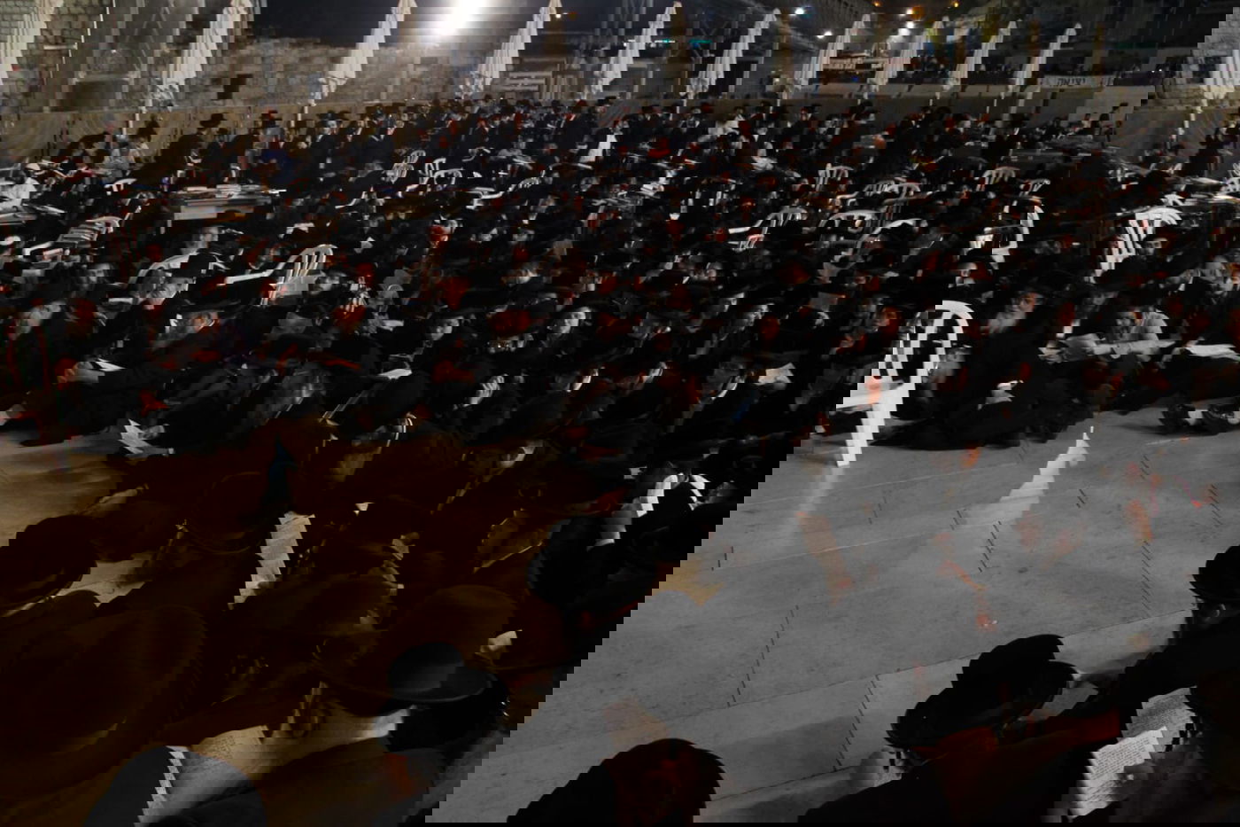 תיעוד: האדמו"ר מערלוי מקונן ליד הכותל