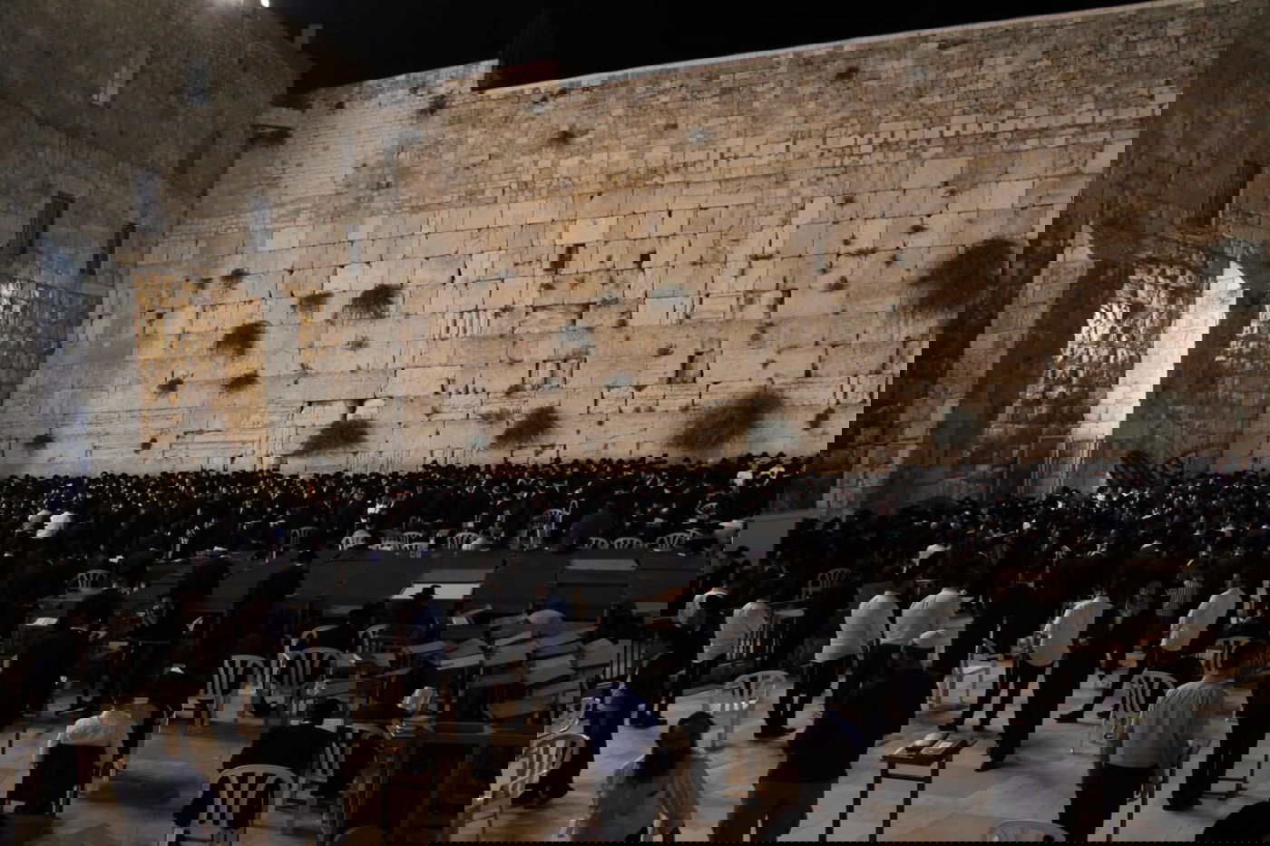 תיעוד: האדמו"ר מערלוי מקונן ליד הכותל