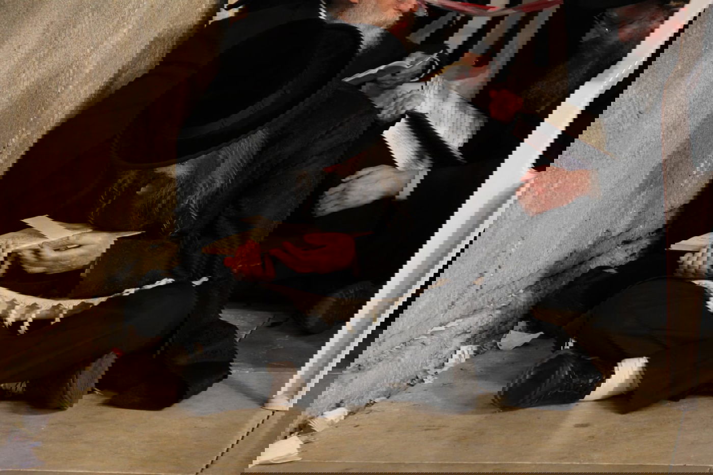 תיעוד: האדמו"ר מערלוי מקונן ליד הכותל