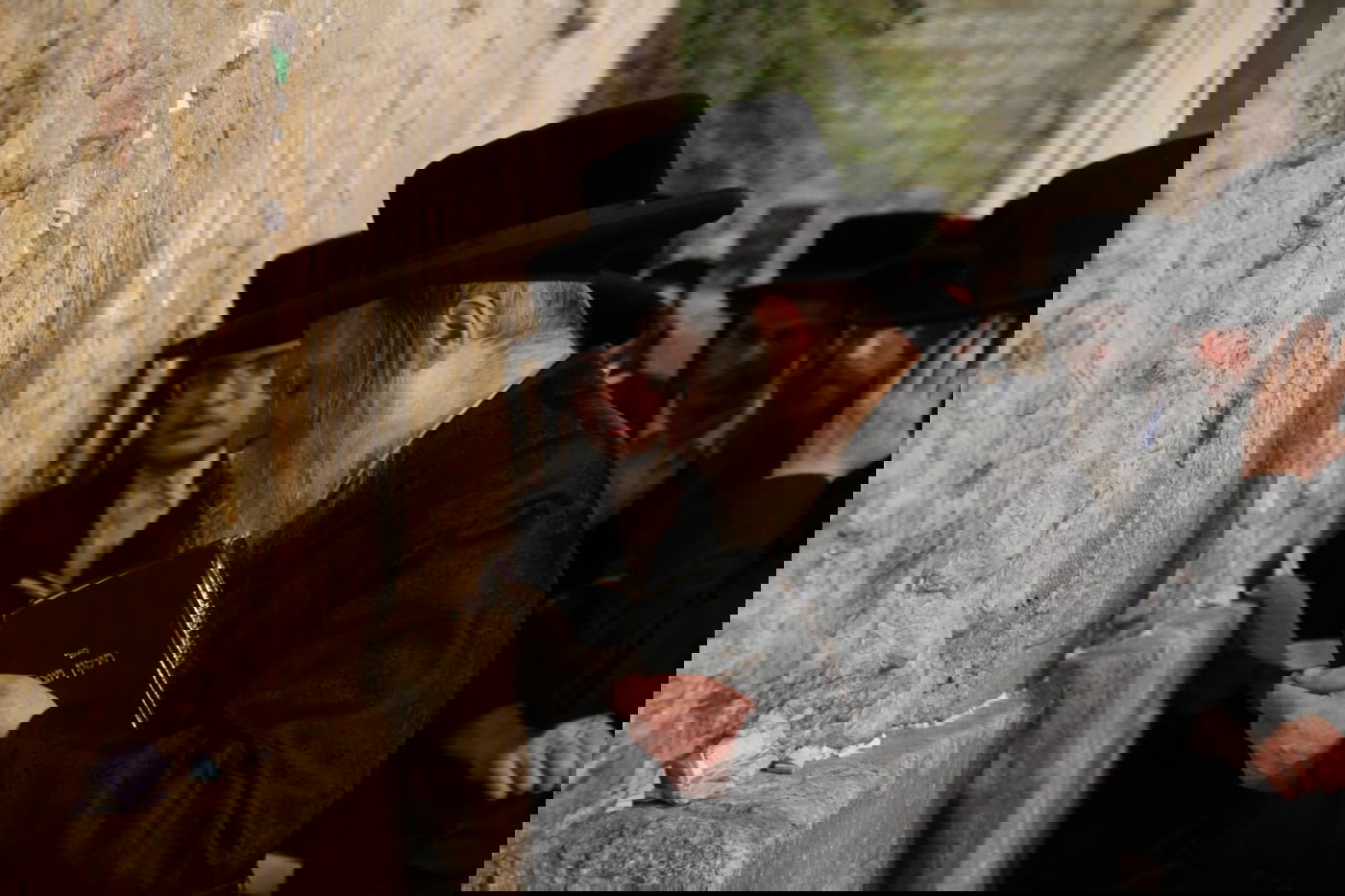 תיעוד: האדמו"ר מערלוי מקונן ליד הכותל