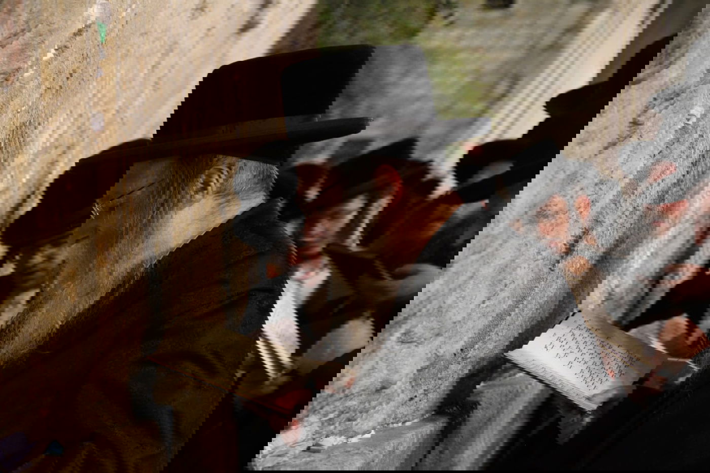 תיעוד: האדמו"ר מערלוי מקונן ליד הכותל