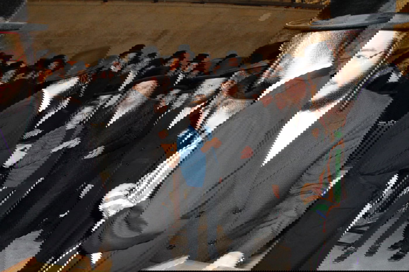 תיעוד: האדמו"ר מערלוי מקונן ליד הכותל