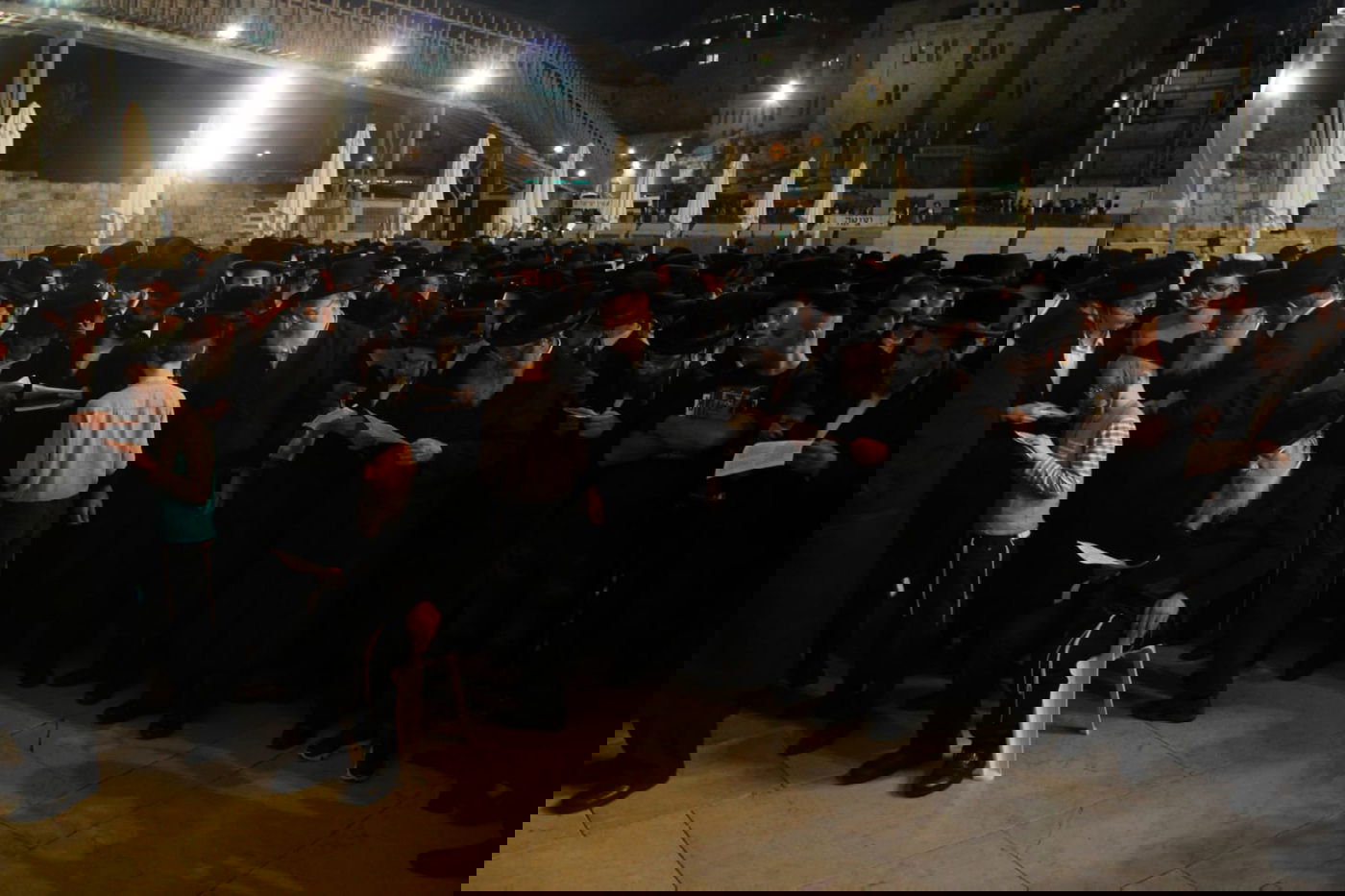 תיעוד: האדמו"ר מערלוי מקונן ליד הכותל