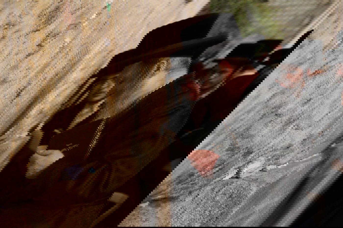 תיעוד: האדמו"ר מערלוי מקונן ליד הכותל