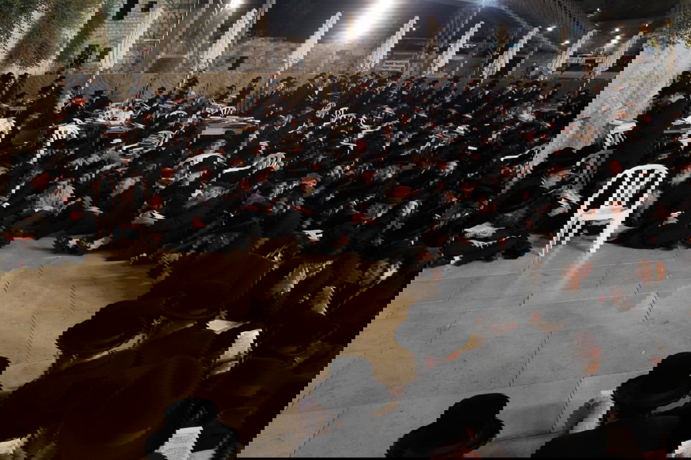 תיעוד: האדמו"ר מערלוי מקונן ליד הכותל