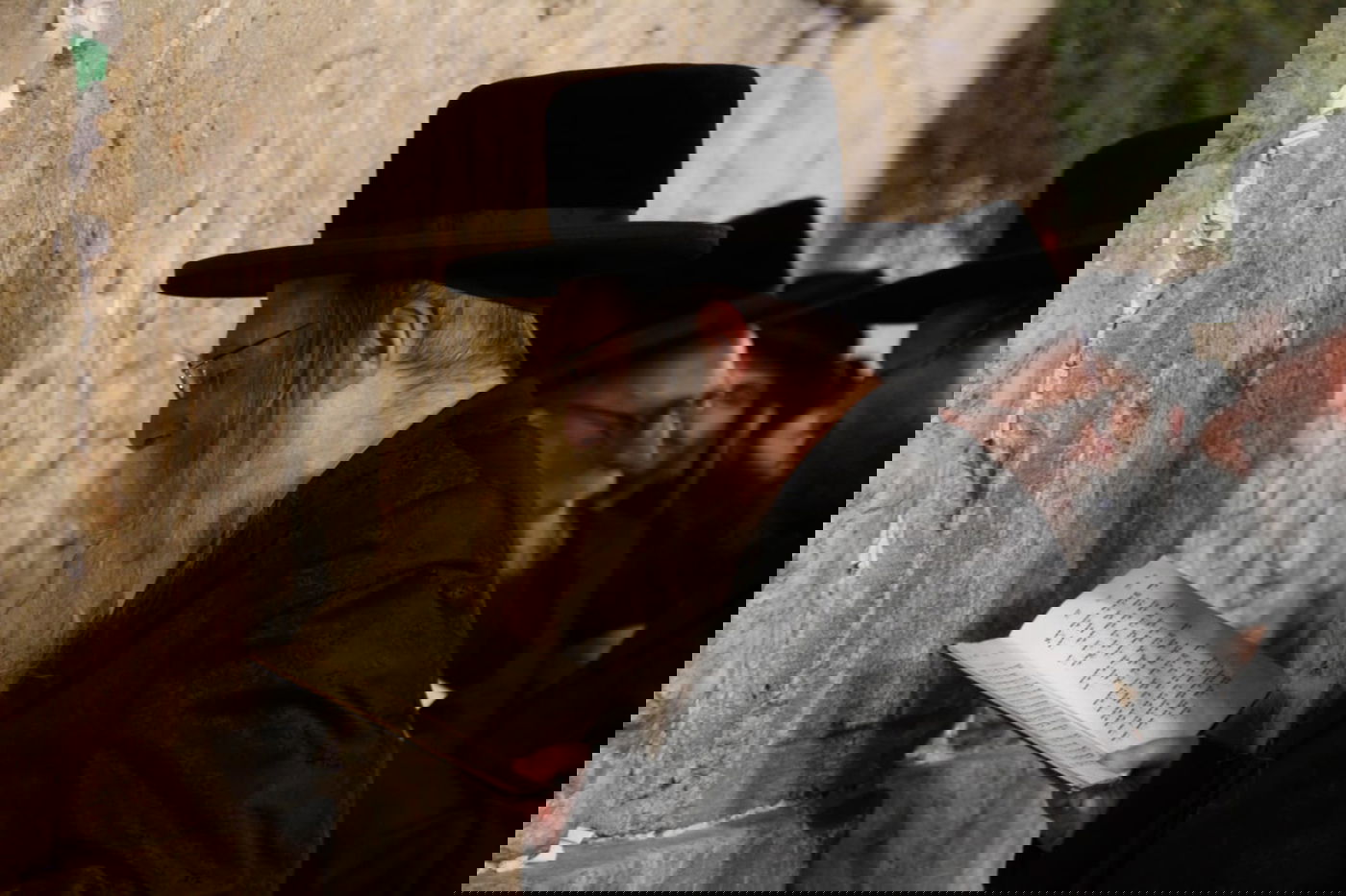 תיעוד: האדמו"ר מערלוי מקונן ליד הכותל