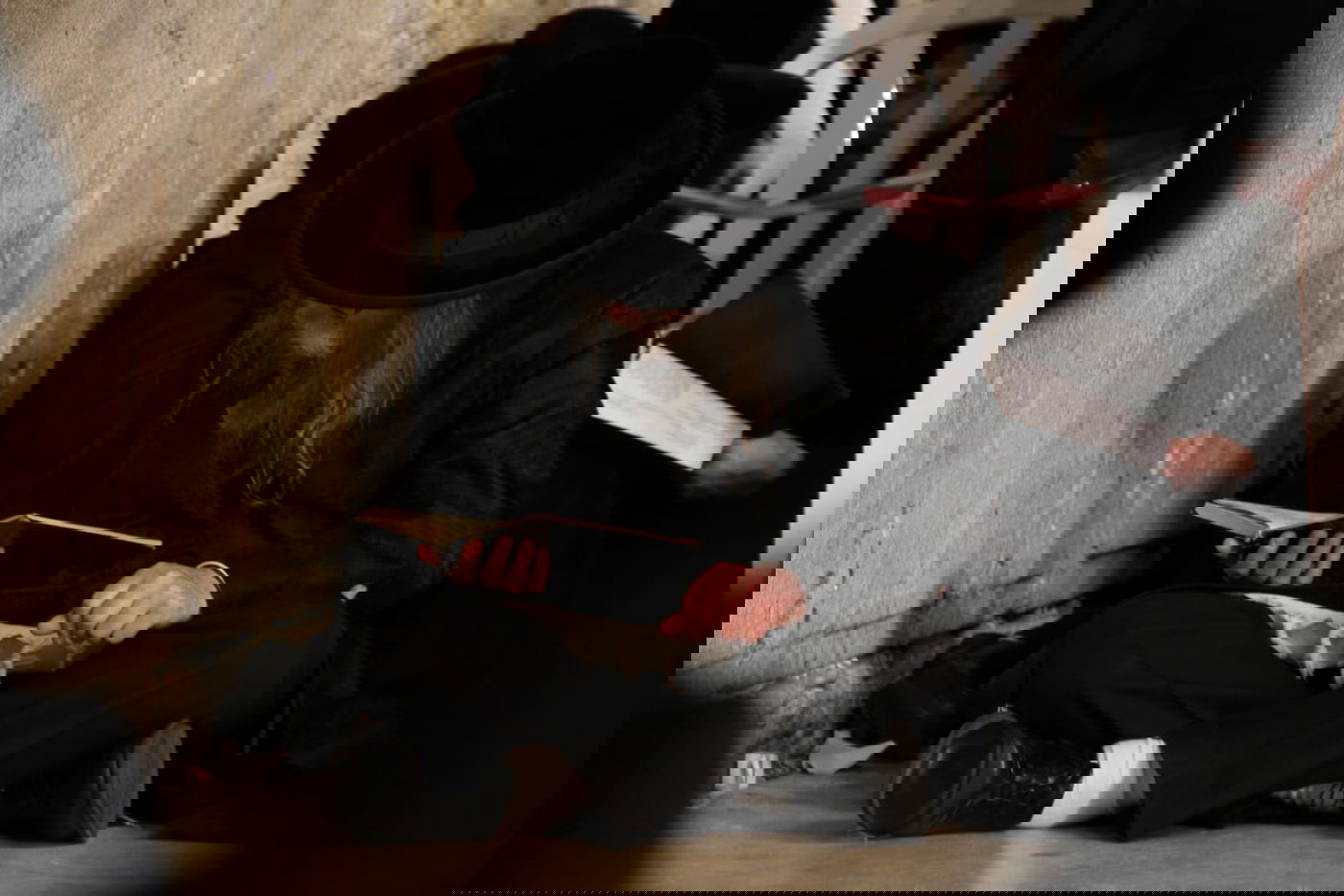 תיעוד: האדמו"ר מערלוי מקונן ליד הכותל