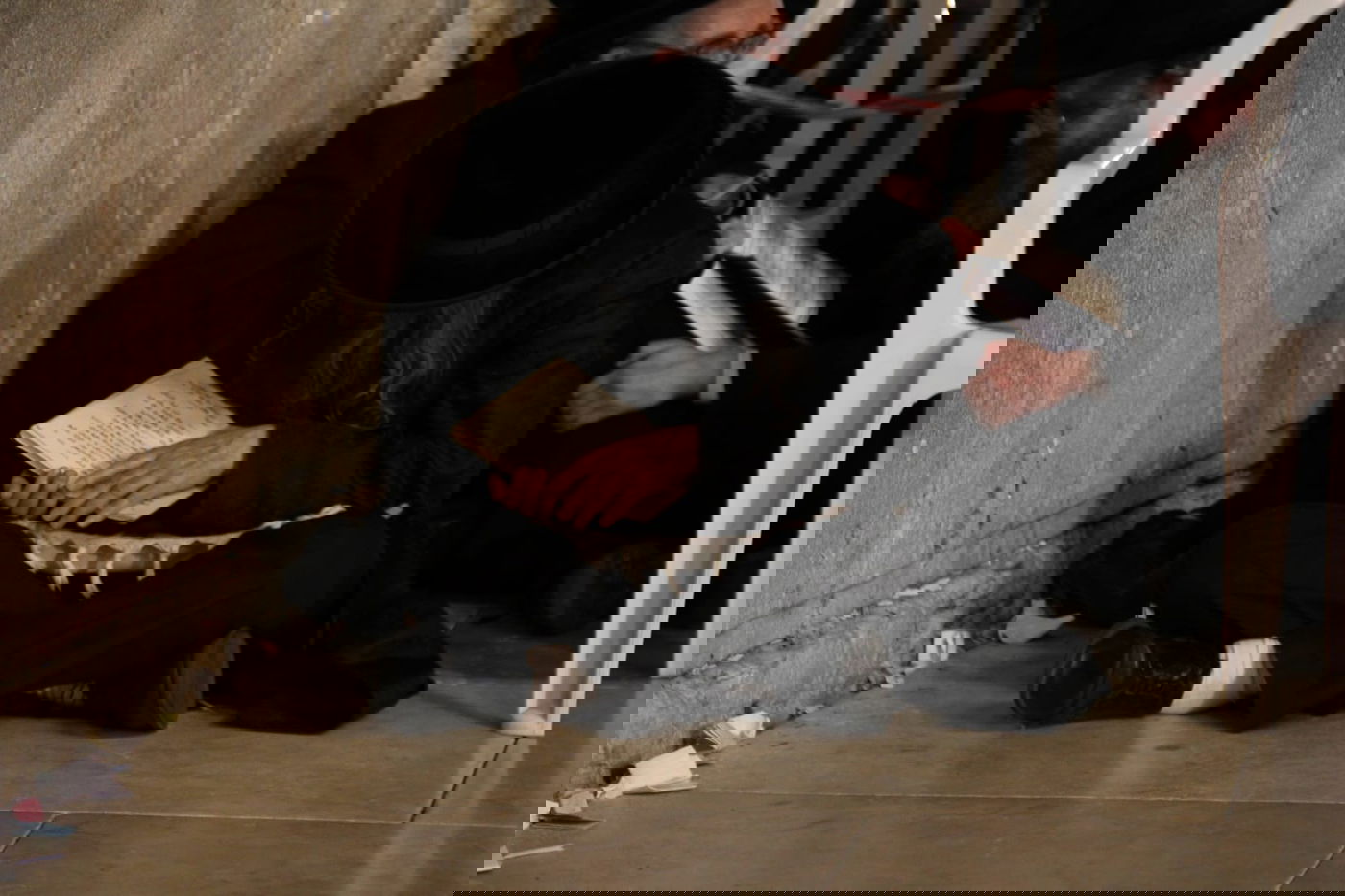 תיעוד: האדמו"ר מערלוי מקונן ליד הכותל