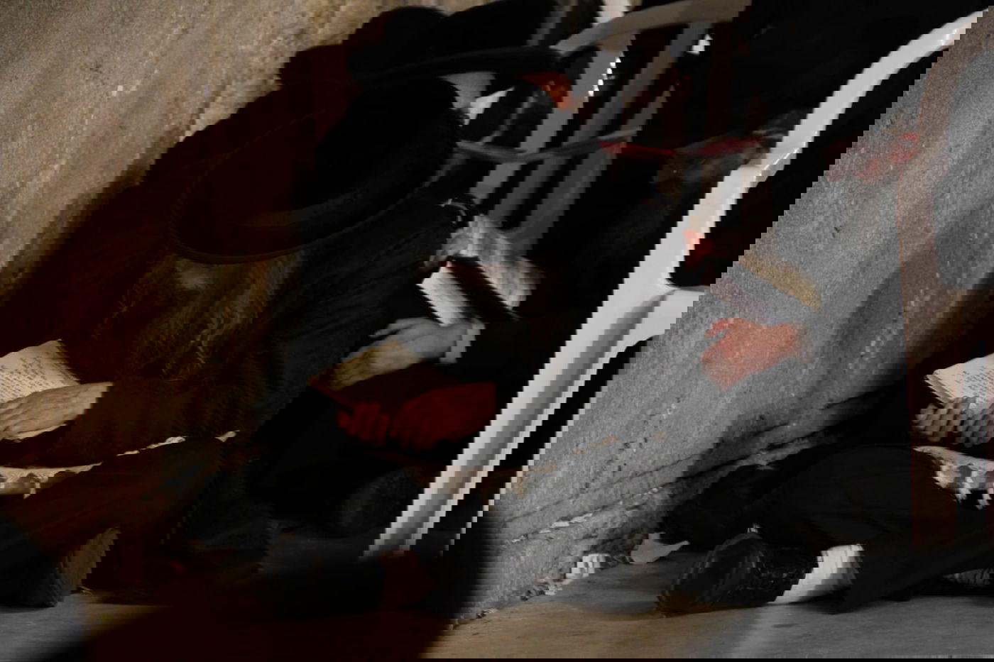 תיעוד: האדמו"ר מערלוי מקונן ליד הכותל