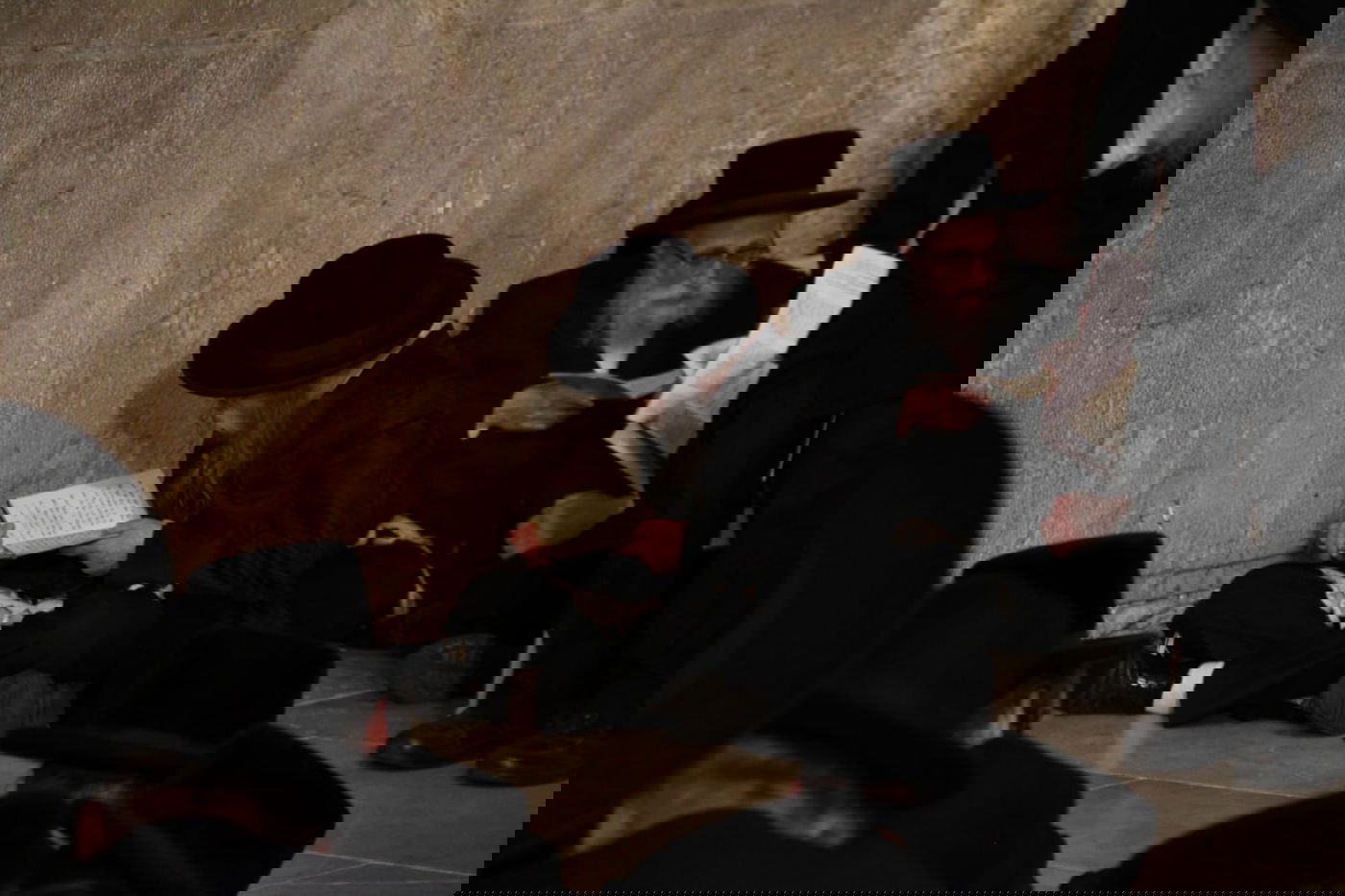 תיעוד: האדמו"ר מערלוי מקונן ליד הכותל