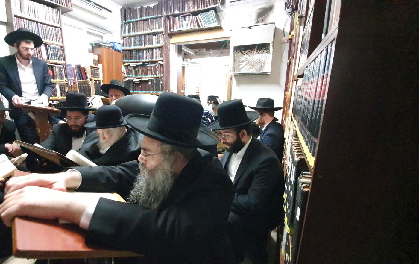 צפו: מרן שר התורה הגר"ח קנייבסקי מקונן על חורבן הבית