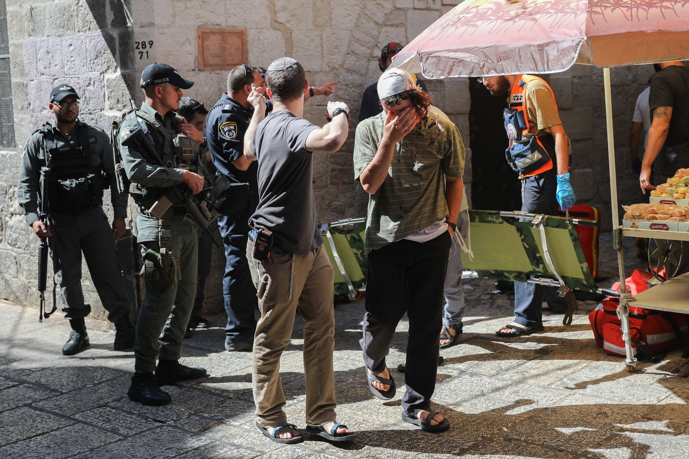 בן 18 נפצע קל עד בינוני מבקבוק זכוכית