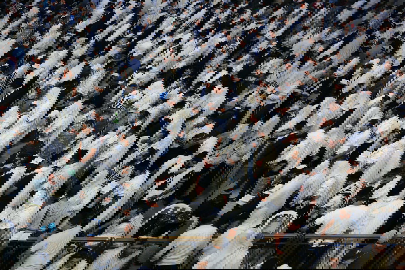 תשעה באב בכותל המערבי: אלפים בתפילת 'שחרית' • תיעוד