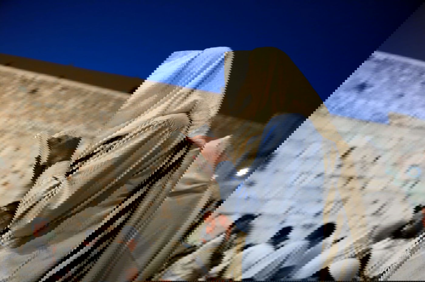 תשעה באב בכותל המערבי: אלפים בתפילת 'שחרית' • תיעוד