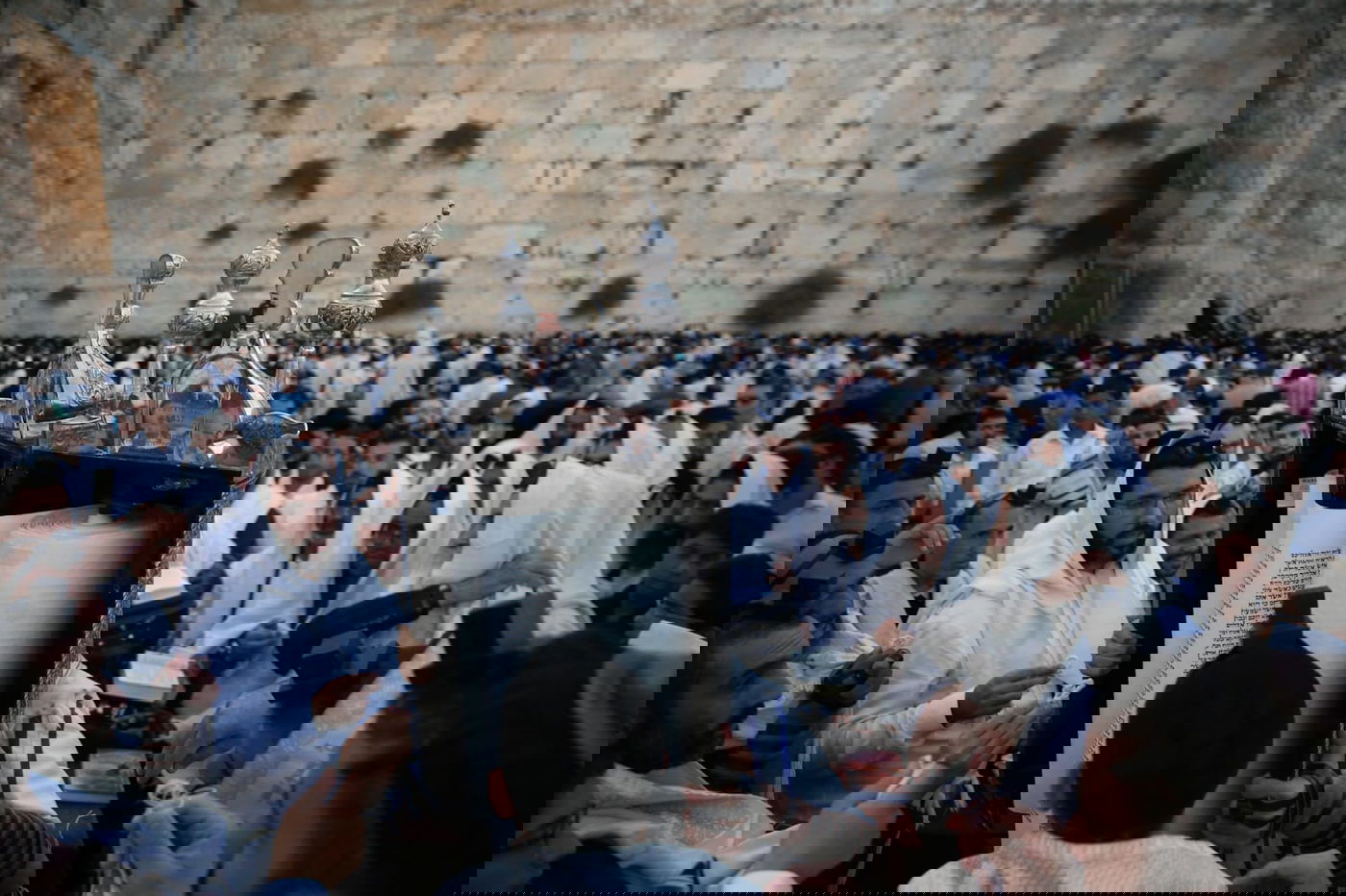 תשעה באב בכותל המערבי: אלפים בתפילת 'שחרית' • תיעוד