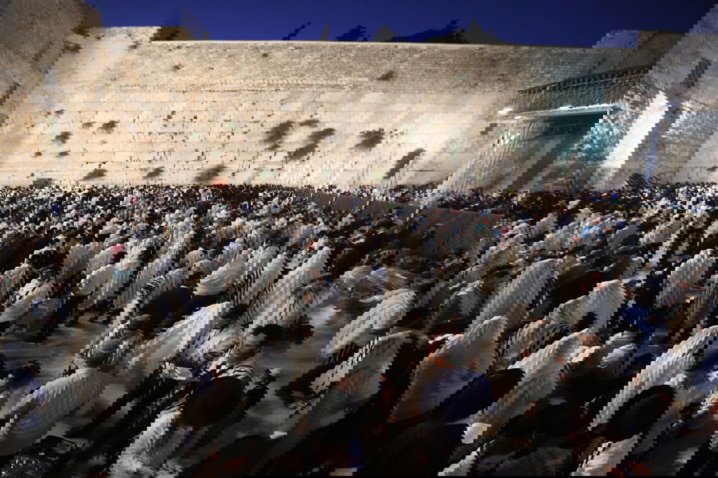 תשעה באב בכותל המערבי: אלפים בתפילת 'שחרית' • תיעוד