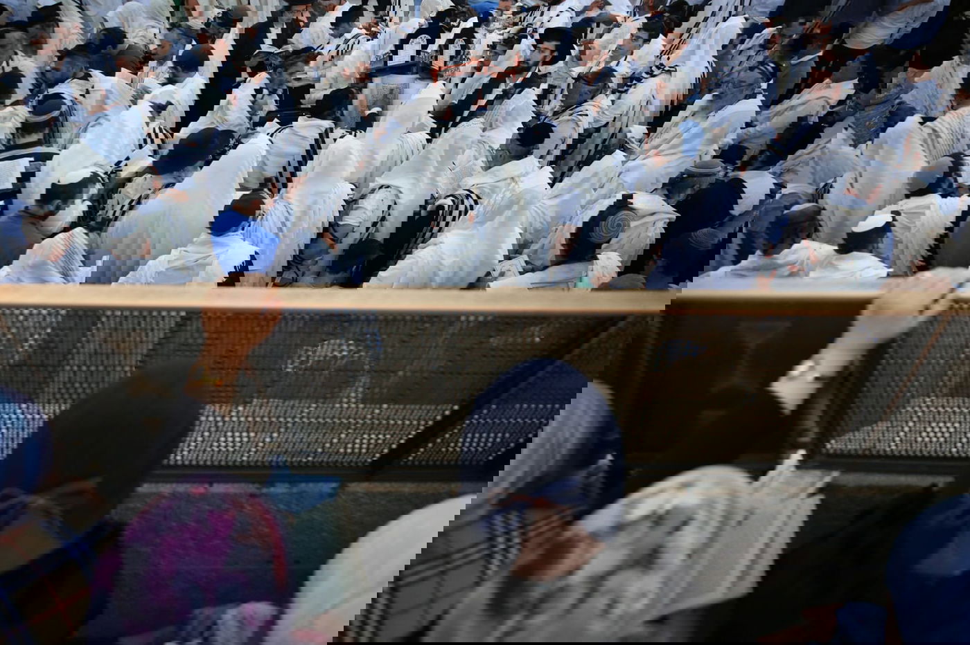 תשעה באב בכותל המערבי: אלפים בתפילת 'שחרית' • תיעוד