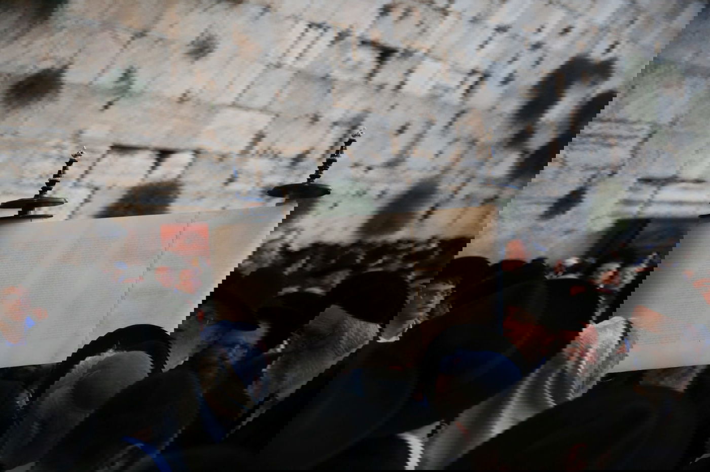 תשעה באב בכותל המערבי: אלפים בתפילת 'שחרית' • תיעוד