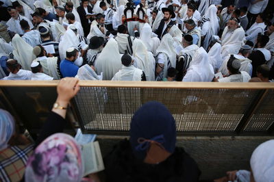 תשעה באב בכותל המערבי: אלפים בתפילת 'שחרית' • תיעוד