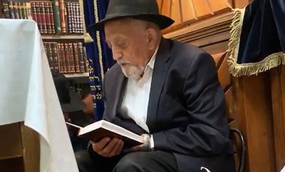 ניצול שואה מרגש בקריאת מגילת איכה • צפו