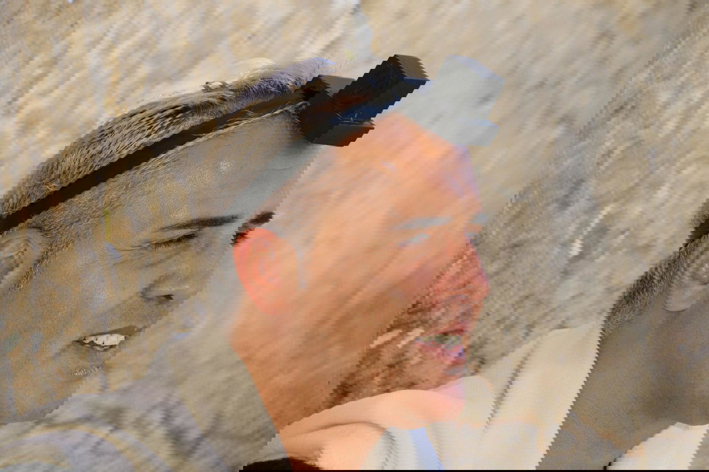 עם טלית ותפילין: הזמר קובי פרץ התפלל בכותל