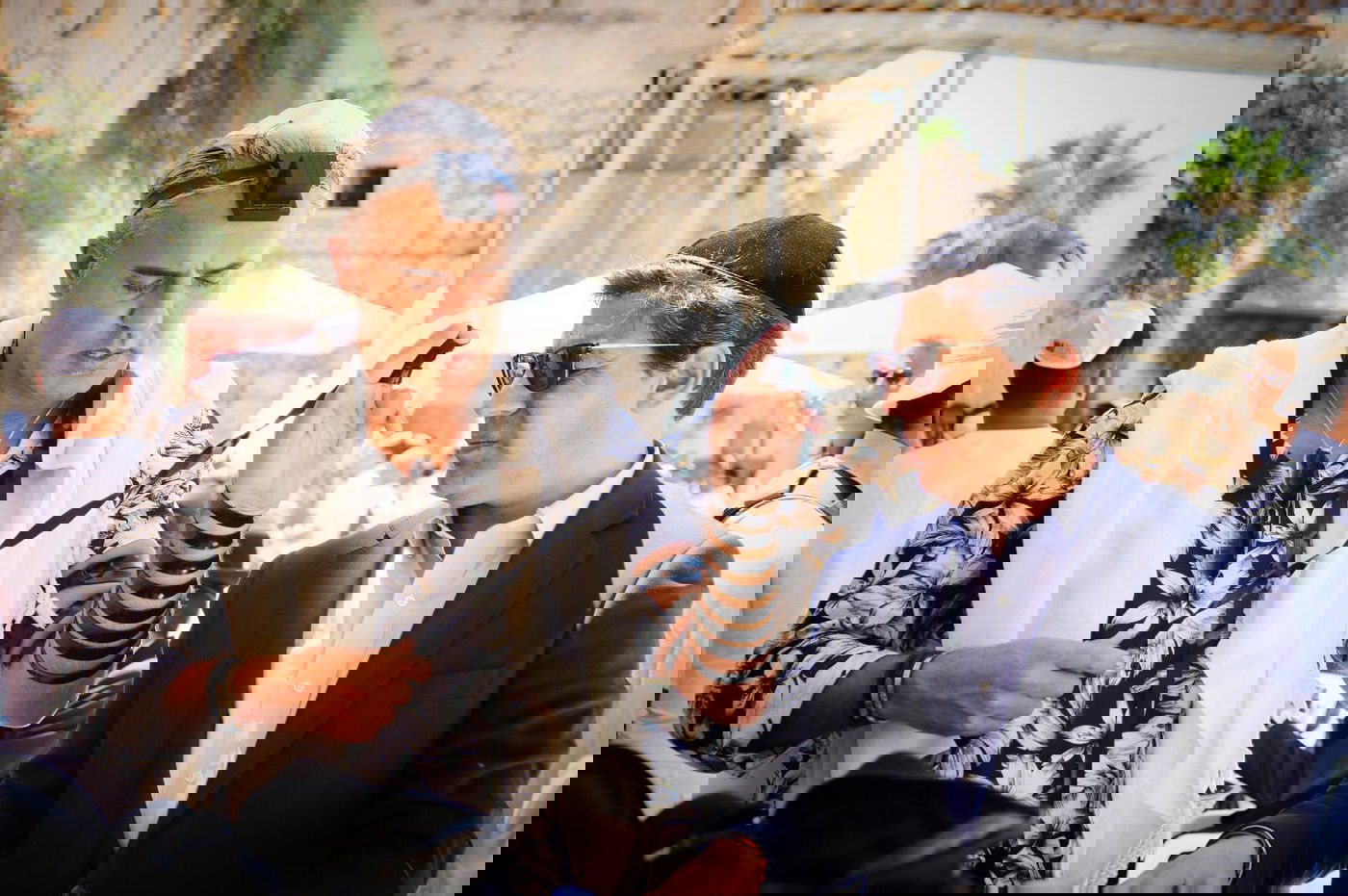 עם טלית ותפילין: הזמר קובי פרץ התפלל בכותל