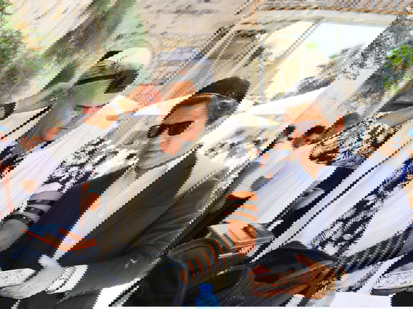 עם טלית ותפילין: הזמר קובי פרץ התפלל בכותל