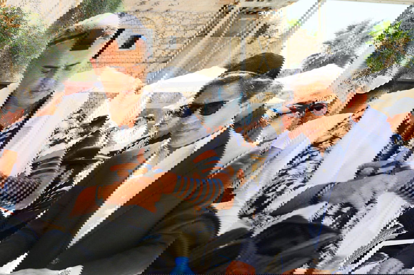 עם טלית ותפילין: הזמר קובי פרץ התפלל בכותל