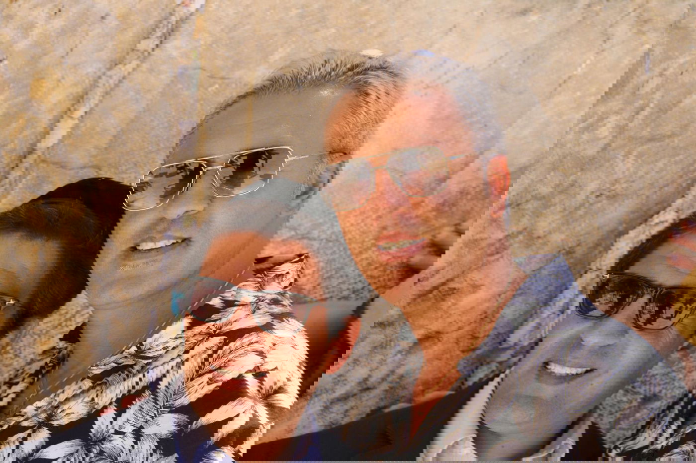 עם טלית ותפילין: הזמר קובי פרץ התפלל בכותל