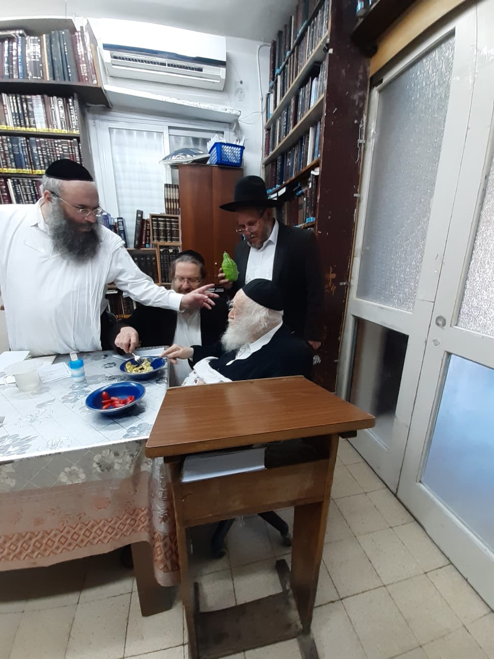 לקראת ט"ו באב: מרן שר התורה בחן אתרוג