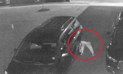 צפו: אלמוני מנקב צמיגי מכוניות של חרדים מלייקווד