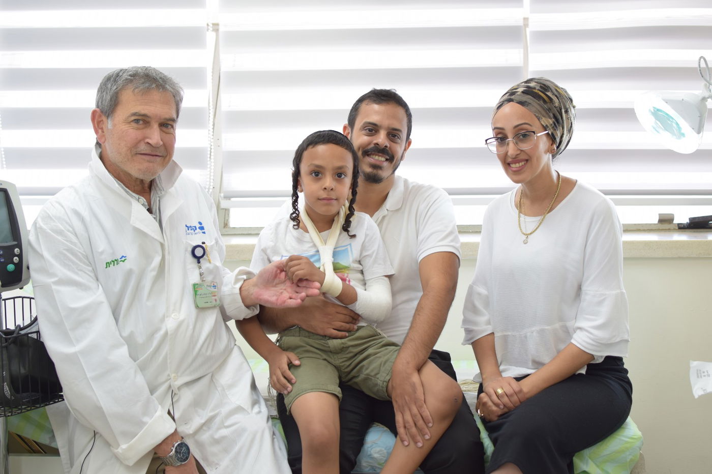 הילד החרדי שנדקר בגן המשחקים בא להודות למציליו. צפו