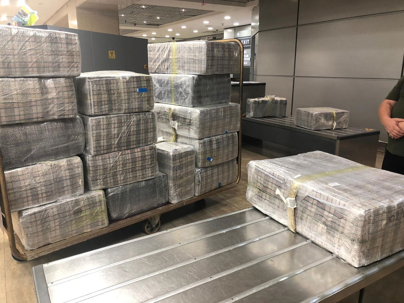 עולה חדש הבריח 19 מזוודות מלאות סיגריות