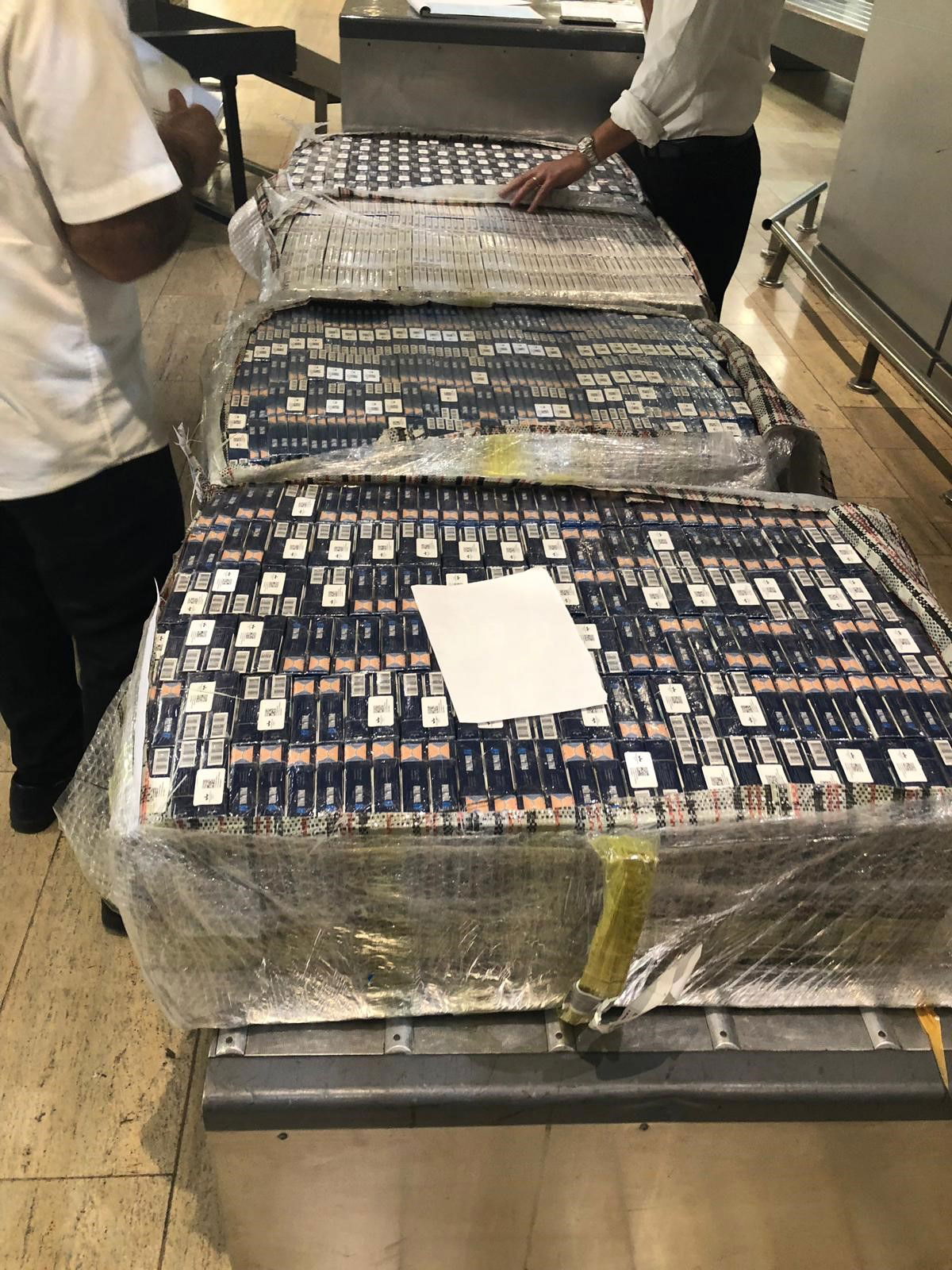 עולה חדש הבריח 19 מזוודות מלאות סיגריות