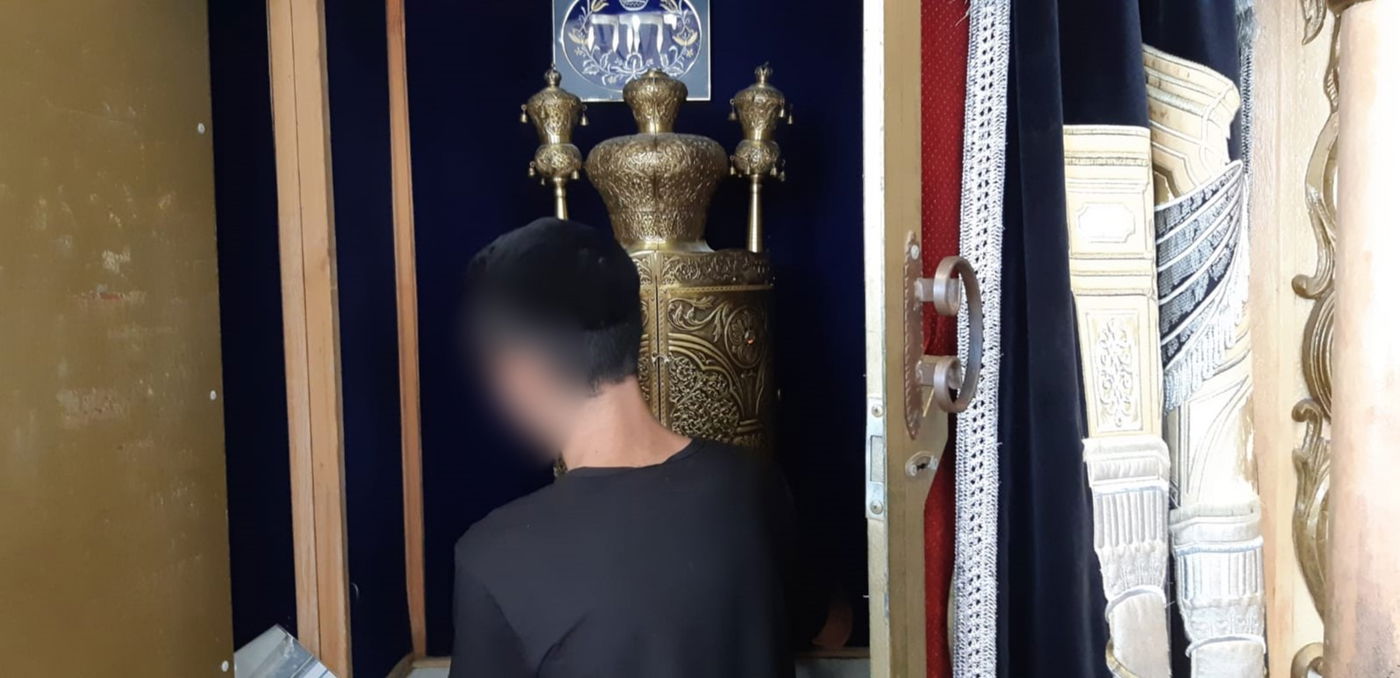 טוב לי תורת פיך. הילד שהוחזר לכפר הערבי, מחזיק בספר תורה בתפילת שחרית במהלך הקייטנה