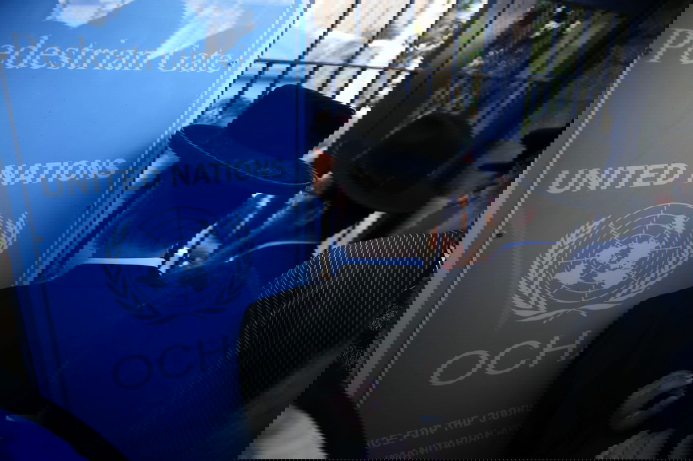 זקני ירושלים צעדו בתוך כלובי ברזל; הצעירים חסמו כבישים