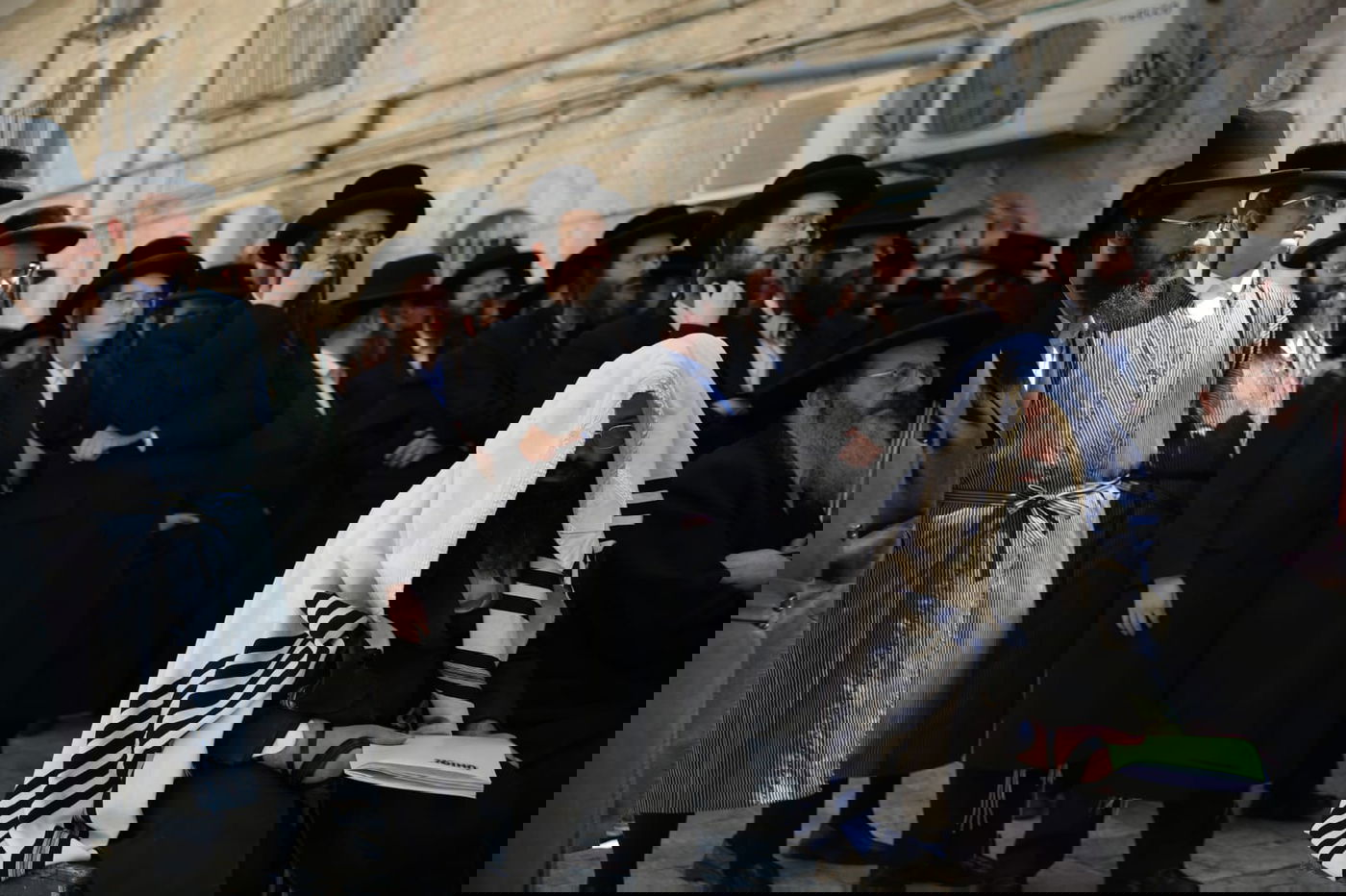 זקני ירושלים צעדו בתוך כלובי ברזל; הצעירים חסמו כבישים